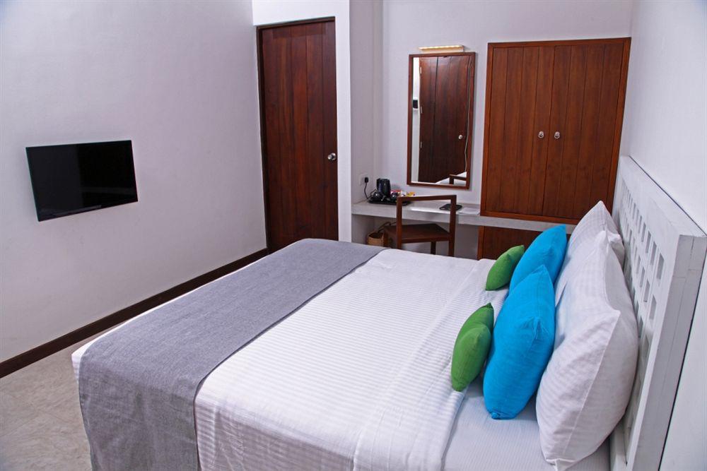 Blue Oceanic Beach Hotel 니곰보 외부 사진